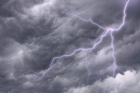 暴風(fēng)雨天空的燈光