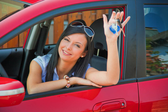 女人與新車和汽車鑰匙