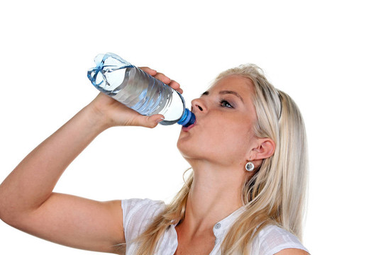 女性口渴和飲用礦泉水從PET瓶