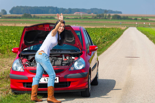 女人在她的車拋錨了。發(fā)動機(jī)故障