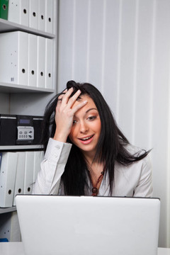 一個(gè)絕望的computerprob年輕女人