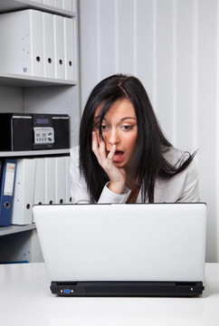 一個(gè)絕望的computerprob年輕女人