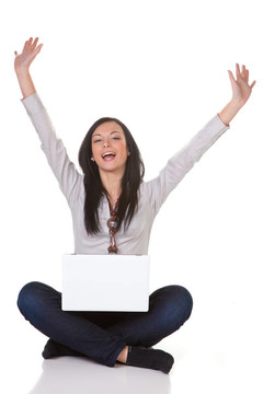 成功的年轻女性与笔记本电脑快乐