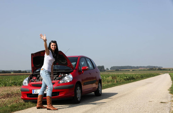 女人在她的車拋錨了。發(fā)動機故障