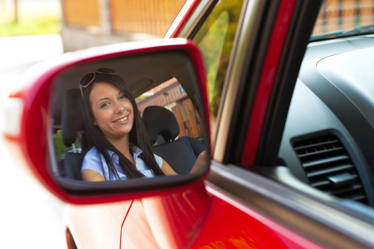 女人在鏡子里看著車