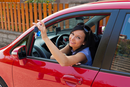 女人與新車和汽車鑰匙
