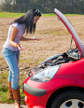 女人在她的車拋錨了。發(fā)動機(jī)故障