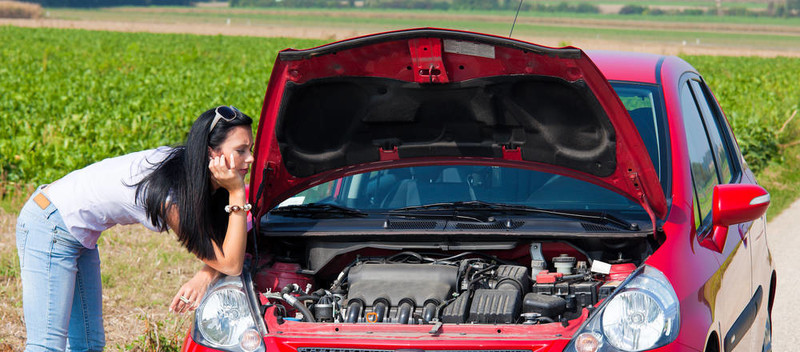 女人在她的車(chē)拋錨了。發(fā)動(dòng)機(jī)故障