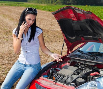 女人在她的車拋錨了。發(fā)動機故障
