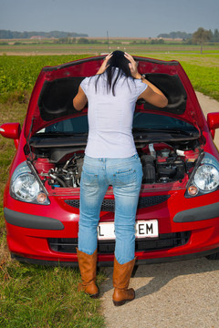 女人在她的車拋錨了。發(fā)動機(jī)故障