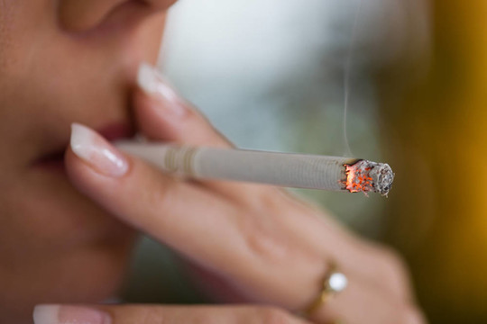 一個(gè)香煙吸煙的女人