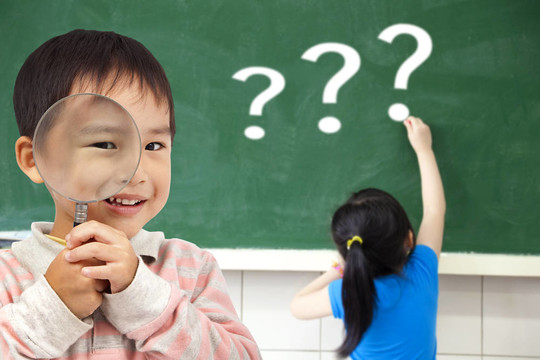 快樂的孩子在課堂上畫問號