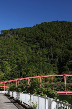 跨越水庫的鐵橋