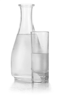 冰伏特加酒瓶和玻璃杯