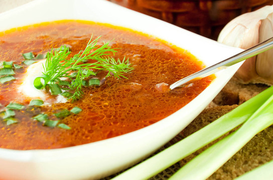 Borsch；從甜菜、白菜番茄湯。洋蔥大蒜