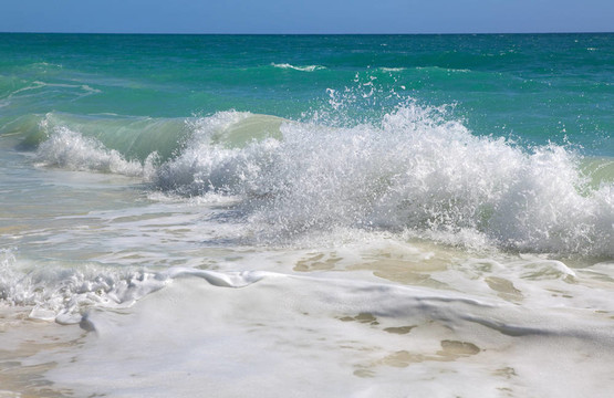加勒比海之波。Playa Los Cocos。古巴長島。古巴.