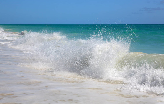 加勒比海之波。Playa Los Cocos。古巴長島。古巴.
