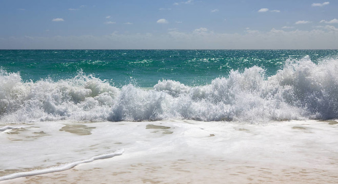 繁忙的加勒比海。Playa Los Cocos。古巴長島。古巴.