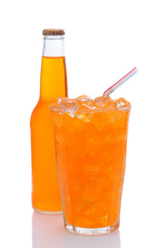 帶飲料吸管和瓶子的橙汁蘇打玻璃