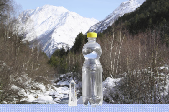 一瓶純凈水和水晶對雪頂