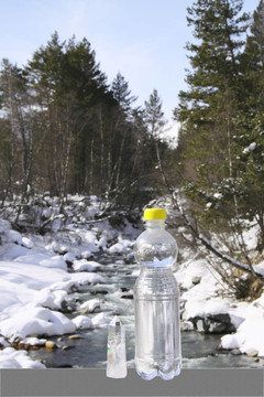一瓶純凈水和水晶對雪頂
