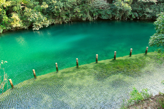 碧綠湖水