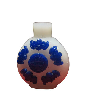 清 白套藍(lán)玻璃五蝠捧壽鼻煙壺