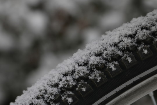 雪中的車輪