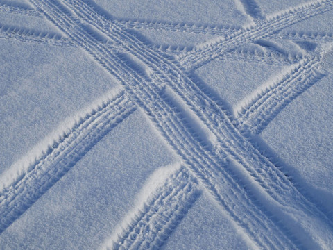 雪地上的汽車軌道