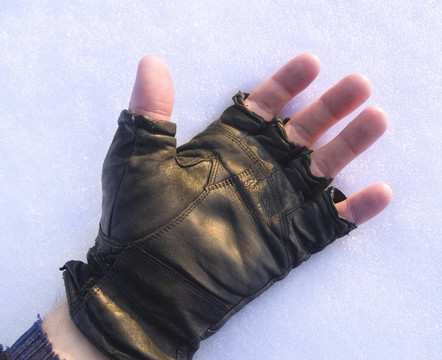 雪地上的人手。
