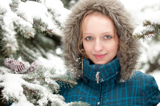 白雪覆蓋的云杉林中的年輕女子
