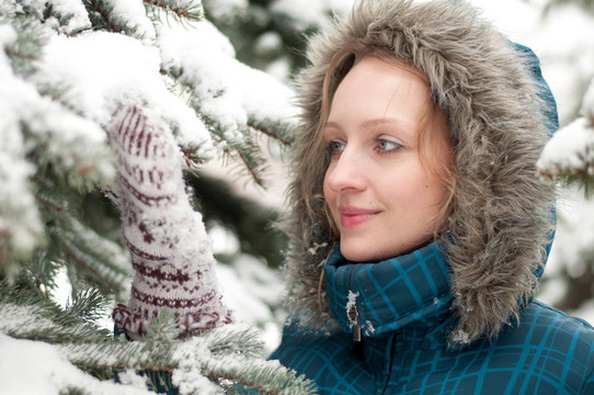 白雪覆蓋的云杉林中的年輕女子