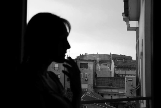 女性剪影