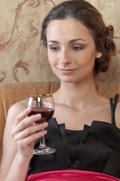 喝杯酒的女孩