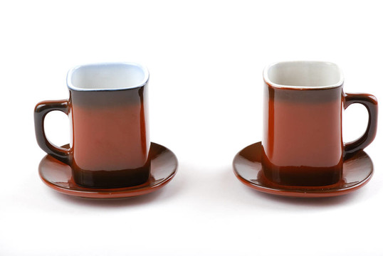 布朗茶和咖啡杯。白色小茶壺。