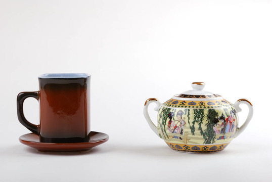 布朗茶和咖啡杯。白色小茶壺。