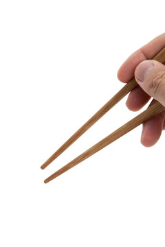 手拿一雙筷子