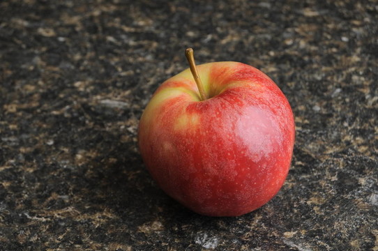 在黑色的廚房臺面紅蘋果