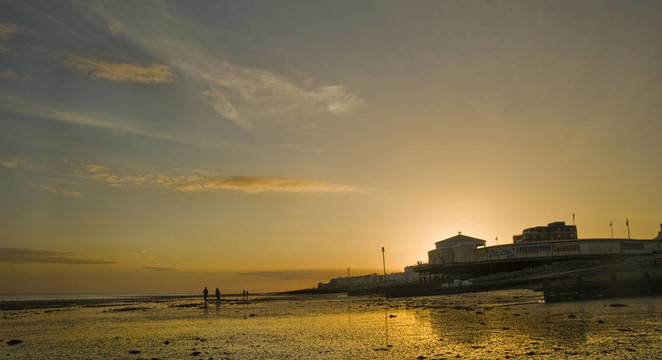 Worthing海濱美麗的金色的夕陽中