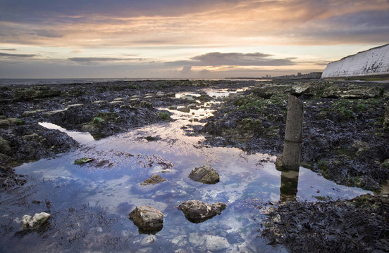 美麗多彩的日落rockpools
