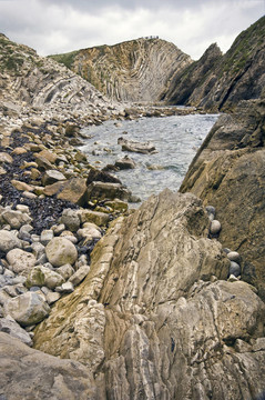 小海灣在英國附近的侏羅紀(jì)海岸Lulworth Cove；崎嶇的景觀與充滿活力的藍(lán)色的水