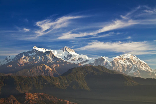 登上安納布爾納峰II；IV和Lamjung Himal在尼泊爾的黎明；