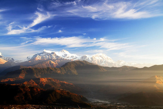 登上安納布爾納峰II；IV和Lamjung Himal在尼泊爾的黎明；