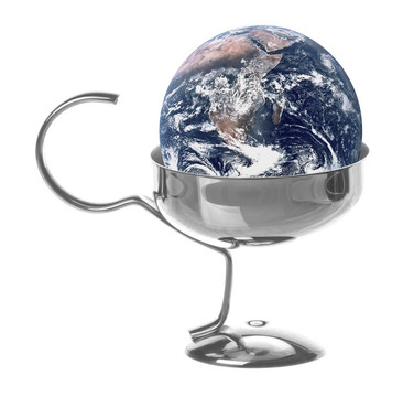 行星地球和不銹鋼酒杯隔離