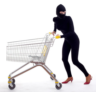 在黑色的衣服和購物車頭套的女小偷