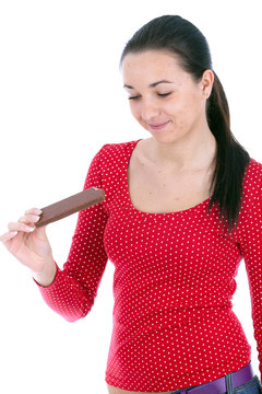 痤瘡粉刺的女人吃巧克力