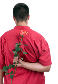 抱著紅玫瑰的年輕人；孤立的