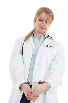 嚇壞了的女醫(yī)生的白制服，帶著手銬的雙手
