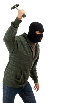 在黑色的衣服和帽子用錘刑