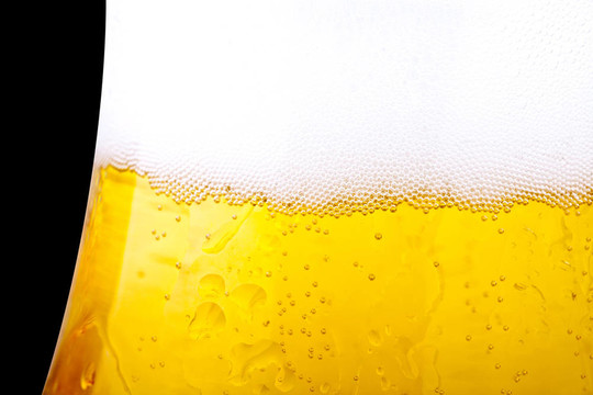 完全隔離于黑色背景的啤酒
